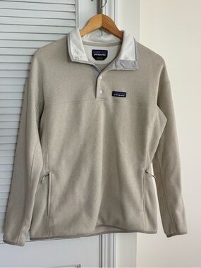 Patagonia Women’s Pullover Fleece in Light Beige with White Trim